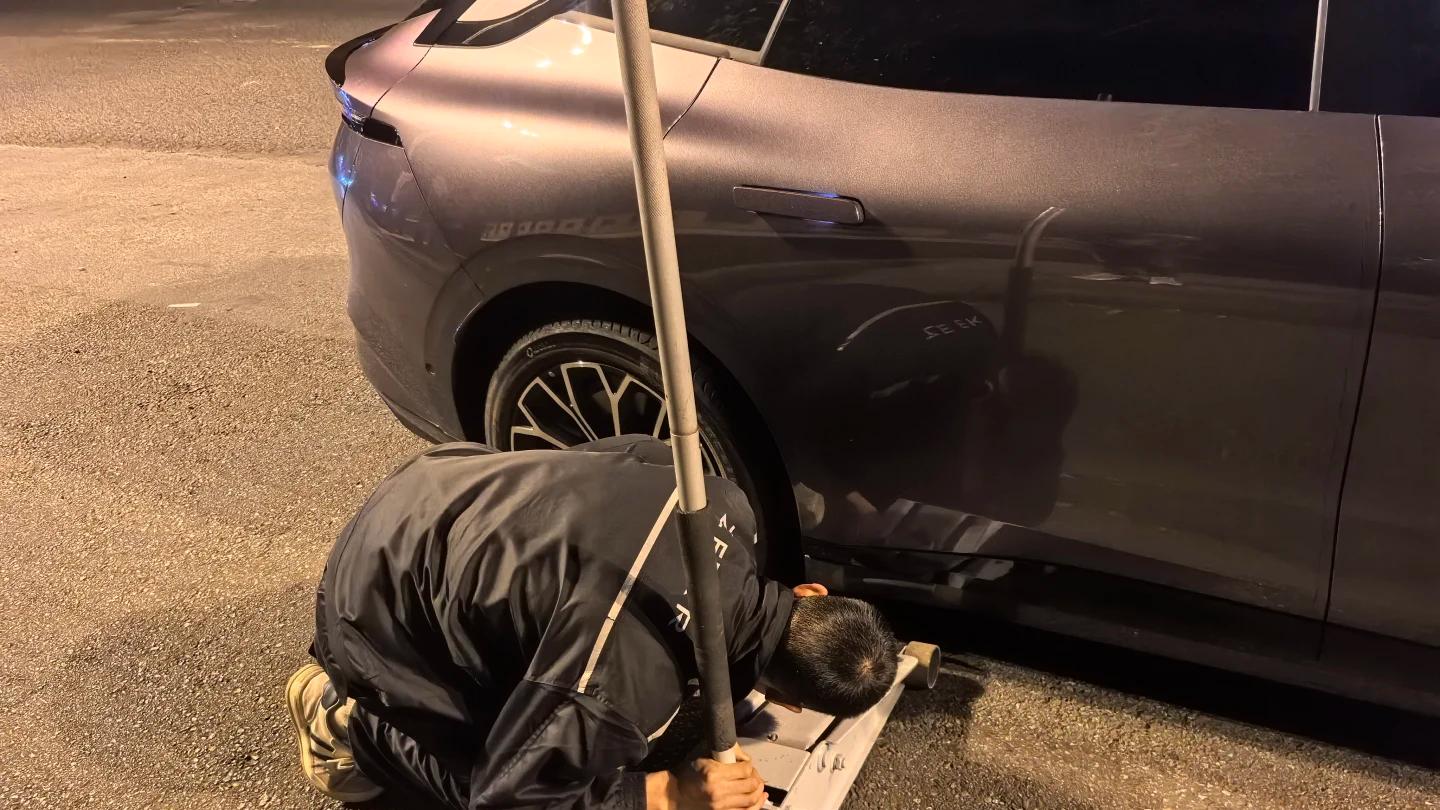 半夜国道爆胎，极氪20分钟到场，这效率！