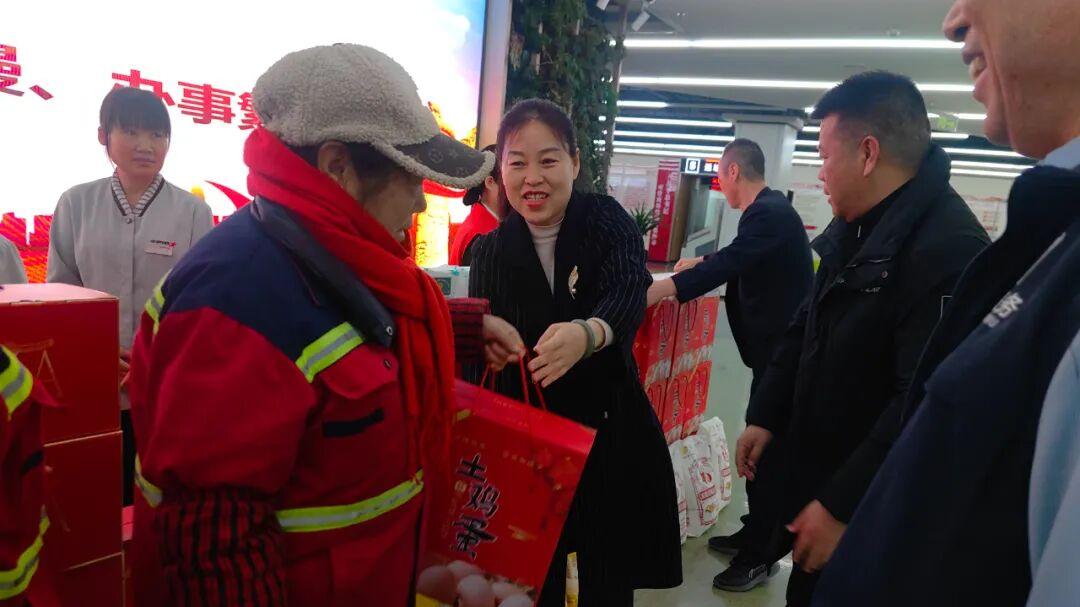 盐湖区政务服务中心开展户外劳动者慰问活动