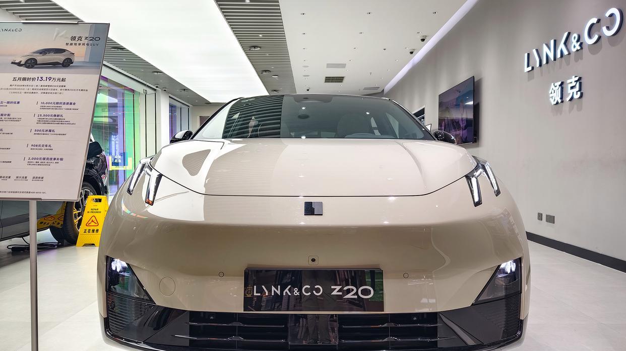 车主语音操作误关大灯致车辆撞护栏，领克高管致歉：已优化更新