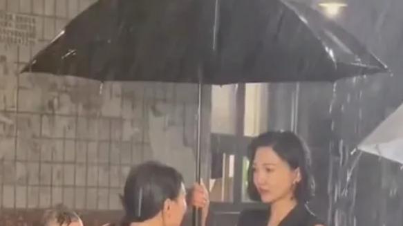 婴儿片场淋雨哭到失声！短剧行业不该让童真为流量买单