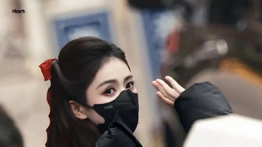 李兰迪春晚彩排甜酷造型杀疯了！粉围巾配皮衣成新晋穿搭模板