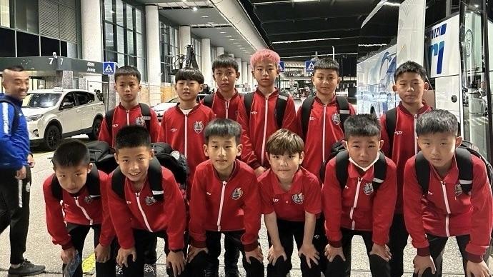点球获胜，中国足球小将勇夺国际冠军，董路鞠躬致谢球迷