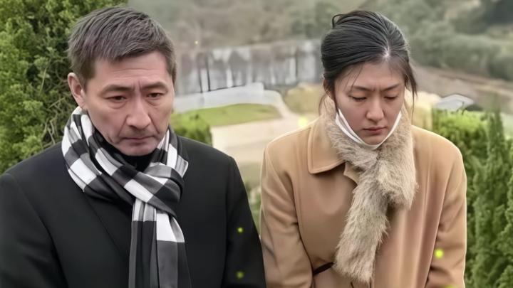 张子健携女祭奠前妻李婷，昔日中戏同窗，如今阴阳两隔，令人唏嘘。