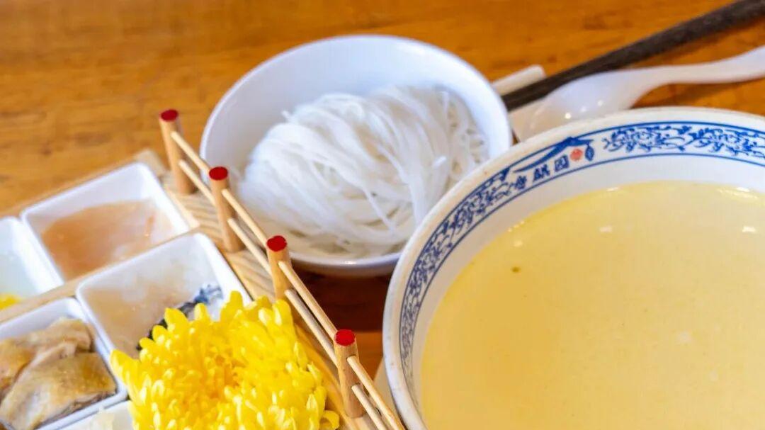 与其他米线吃法截然不同，用鸡汤烫熟食材的过桥米线保留鲜嫩口感