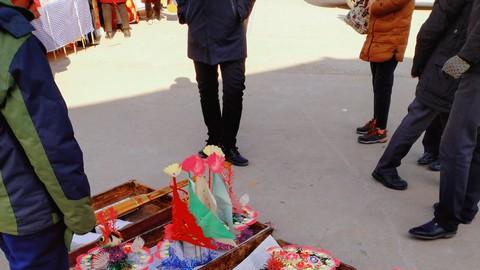 她给妈穿上寿衣，全网看哭，这动作背后藏着啥