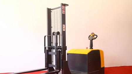 跨腿堆高车和无腿堆高车区别是什么？一目了然