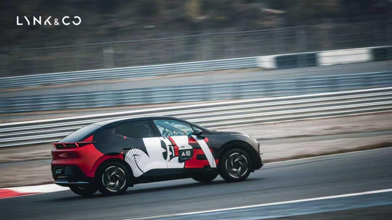 纯电性能天花板？领克Z20在潮玩日教做人了，小白也能当赛道主角