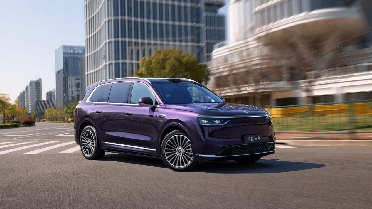 智慧护航团圆路，问界M8荣膺寰球汽车“年度家庭智慧旗舰SUV”