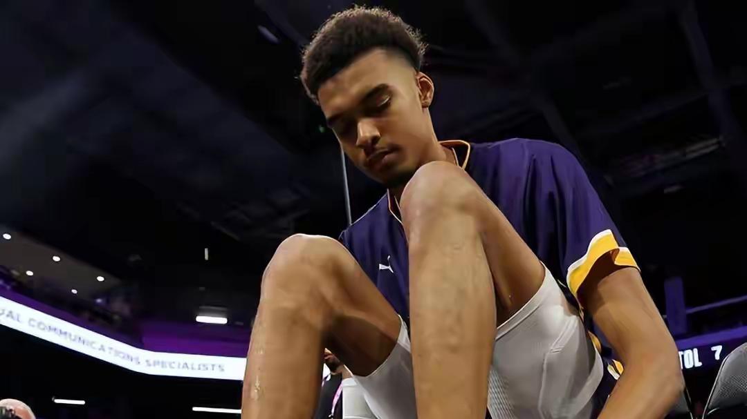 少林腿法好，文班亚马高抬腿碰到篮筐，身体柔韧性太出色