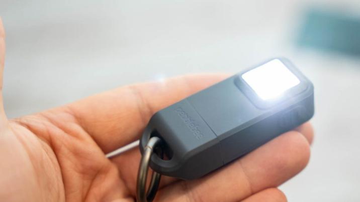 Pebblebee Halo：多功能追踪器，兼具手电筒与强力安全警报