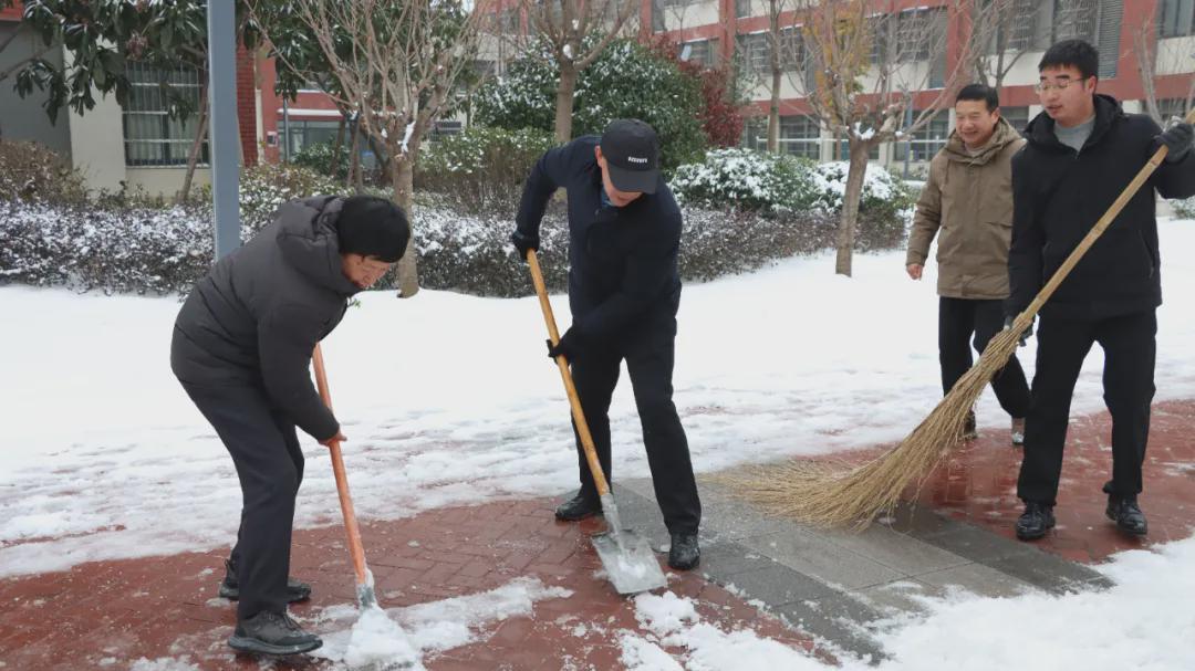 信阳工程职业学院教职工集中开展校园道路清雪行动