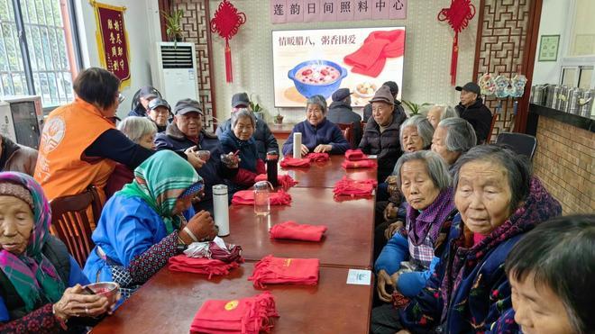 苏州斜塘街道莲韵社区开展“情暖腊八，粥香围爱”主题活动