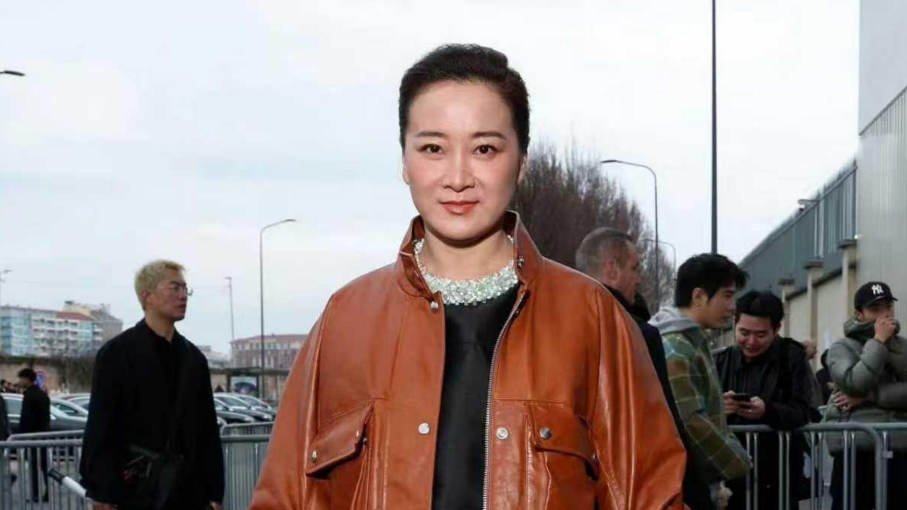 从“喜剧女王”到“时尚背影”：贾玲这次米兰行，改变的何止是身材？