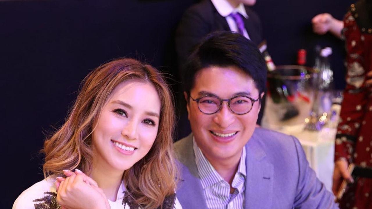 徐子淇现身恒基艺术庆典，金发白裙状态松弛，李家诚在旁笑不拢嘴