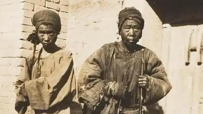 两个乞丐如何步行千里，找刘伯承为何只是送信，信里写啥结局怎样