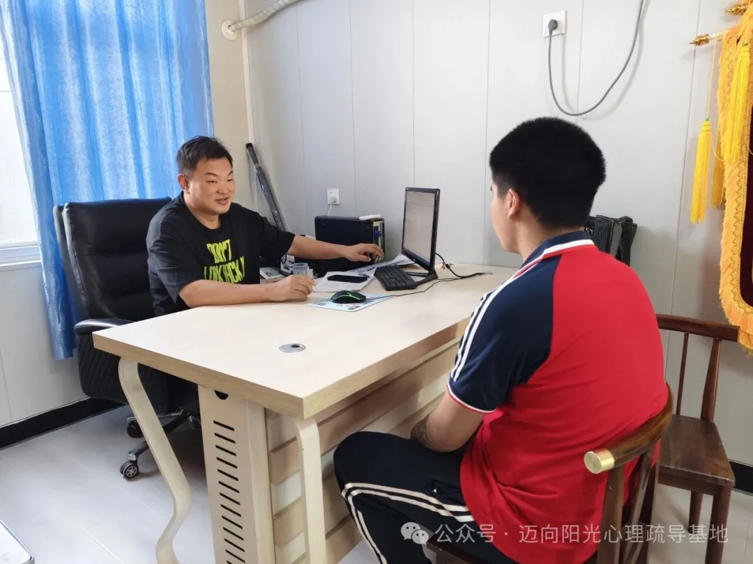 从休学在家的“游戏少年”到主动晨跑的领队：一个少年的蜕变【迈向阳光】