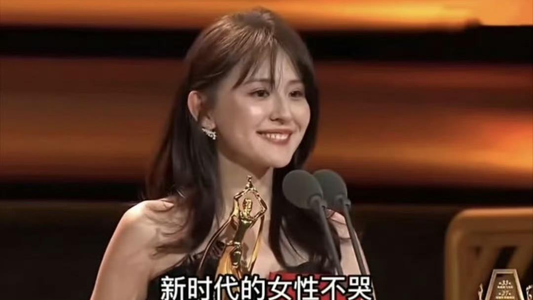 热依扎被拍小腹隆起引猜测，暂别演艺圈背后藏着单亲妈妈的真实困境