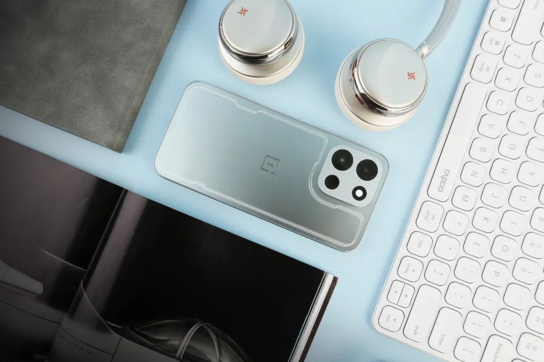 步调同频，奏出心潮澎湃的绵长交响｜看一加Turbo 6在指挥台上挥洒自如