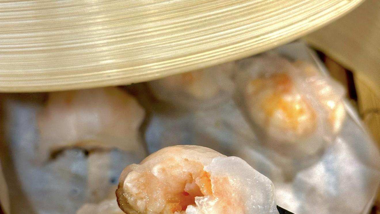 《水晶帘下藏春色：手作虾饺的温柔革命》