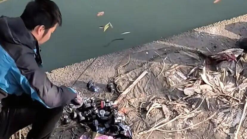 杭州钓友运河“开盲盒”：一竿下去没中鱼，竟拉出几十个公章！ 杭州男子钓鱼钓出一袋子公章？网友：这“鱼