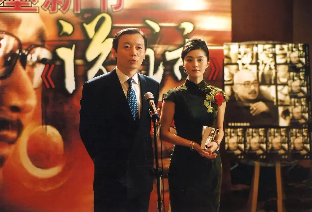 昔日贺岁片之王，如今低头求人捧场，韩红一句 “走个面儿”撕开了冯小刚的窘迫现状
