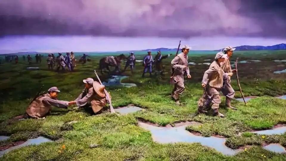 红军过草地将饿死，是谁冒死出手，如何赠二十万斤粮，其结局如何