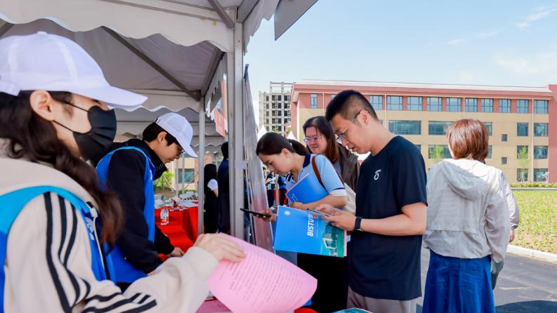 北京信息科技大学就业怎么样？市属高校就业天花板，留京+高薪双丰收！