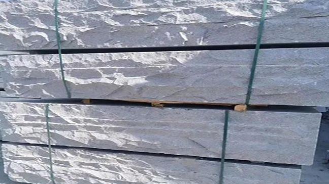 芝麻白花岗岩路边石按带排水孔结构每米工厂出库价