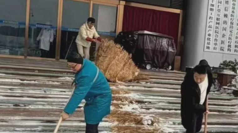 信阳华信圣德康复医院：扫雪除冰护医路 温情守护暖寒冬