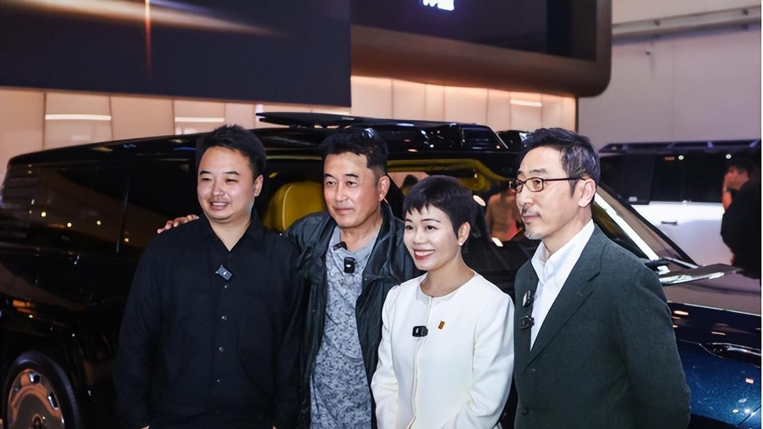 北京车展顶流实锤！比亚迪E3馆炸场，明星老外齐打卡