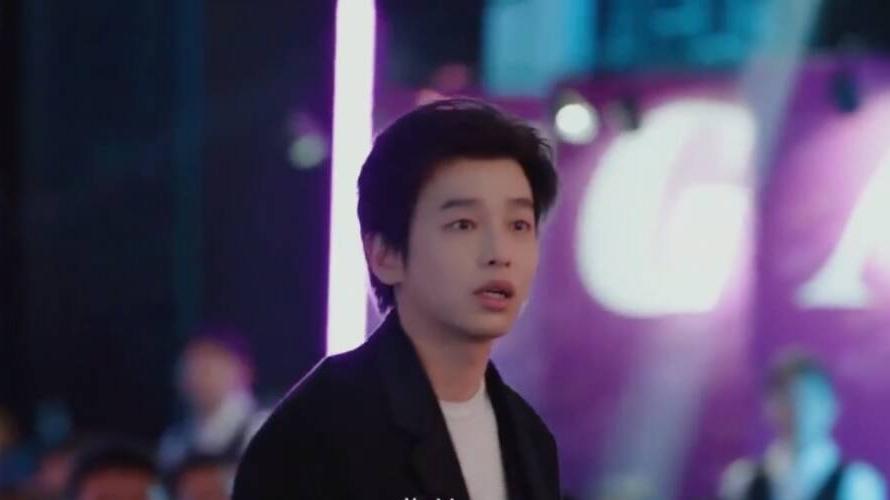 电视剧《年少有为》中，腾达的年会，裴谦该有多么的失望和难过