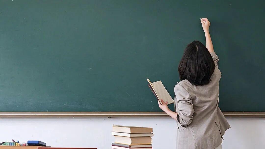 中小学老师正在经历的，不只是累