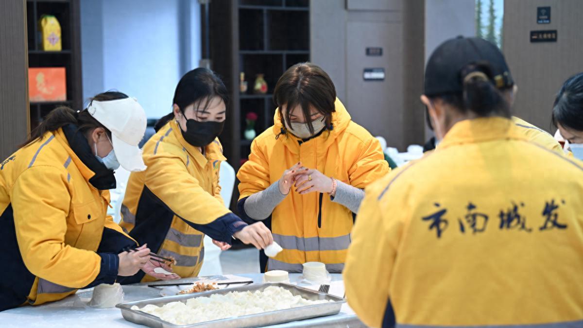 青岛市南金湖路街道这场饺子宴 把新春暖意送给城市美容师