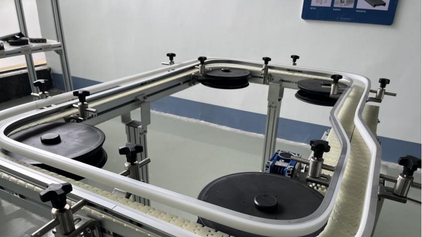 柔性链板输送线——为什么食品饮料厂都在用？