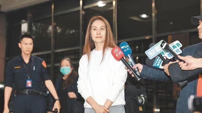 传助理费案涉贪逾800万，高金素梅现身喊“问心无愧”