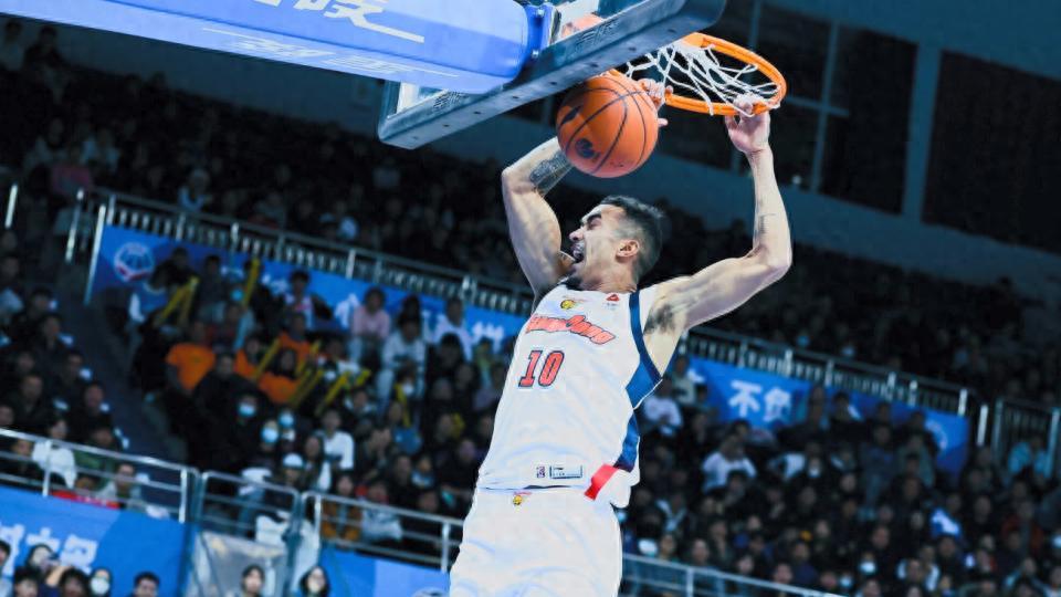 最后62秒广东领先18分！胡明轩仍然打战术，杜锋要求太严谨！