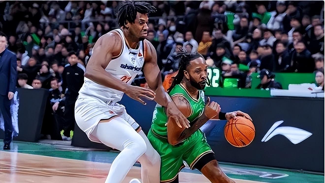 雪藏当家球星遭四连败，球迷怒斥：输也不是这样演的