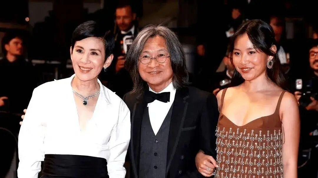 60岁吴君如近况曝光！与杜德伟分手后嫁陈可辛，19岁女儿比她漂亮