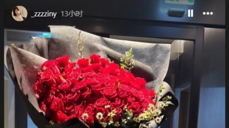 分手不到一个月！Rookie携新女友韩国街头甜蜜约会，身穿情侣装十指紧扣