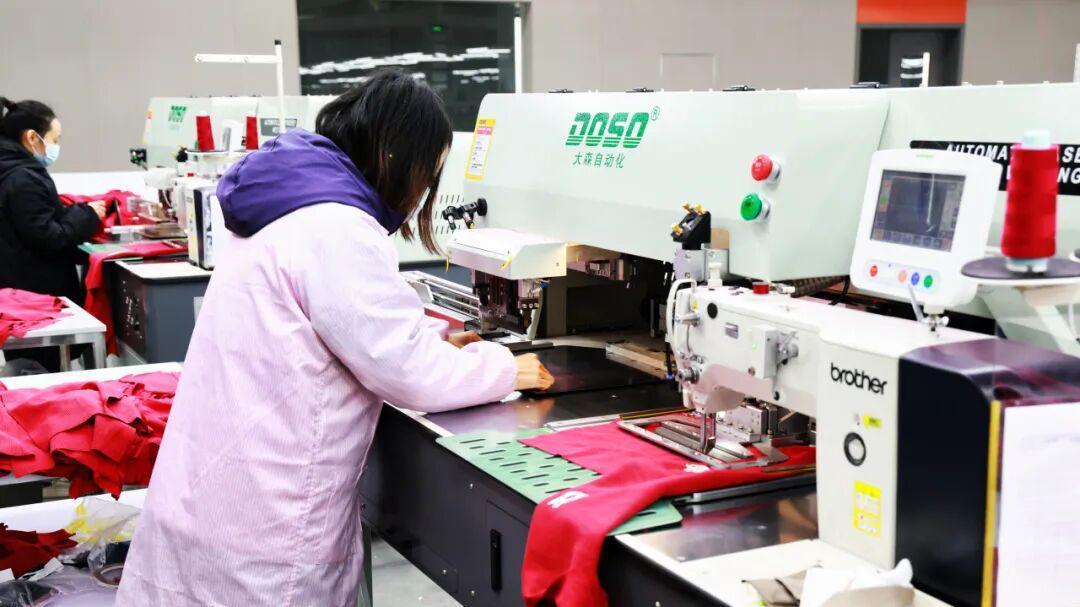 【荆门掇刀融媒记者跑一线】追投1.15亿元！鹰美制衣5G智慧工厂上线，员工每天少走1万多步