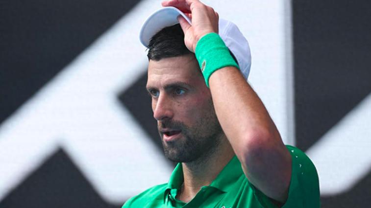 澳网爆冷边缘上演戏剧退赛！德约0-2落后竟翻盘，第13次四强靠运气还是实力？