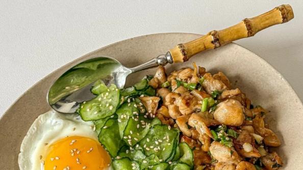 葱烧鸡腿青瓜煎蛋饭：一锅三菜盖饭，香到全家抢着吃！