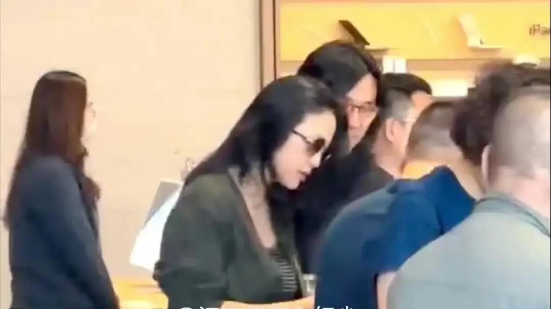 汤唯疑怀二胎，网友从倪妮和汤唯“咬耳朵”猜到，其身形发福