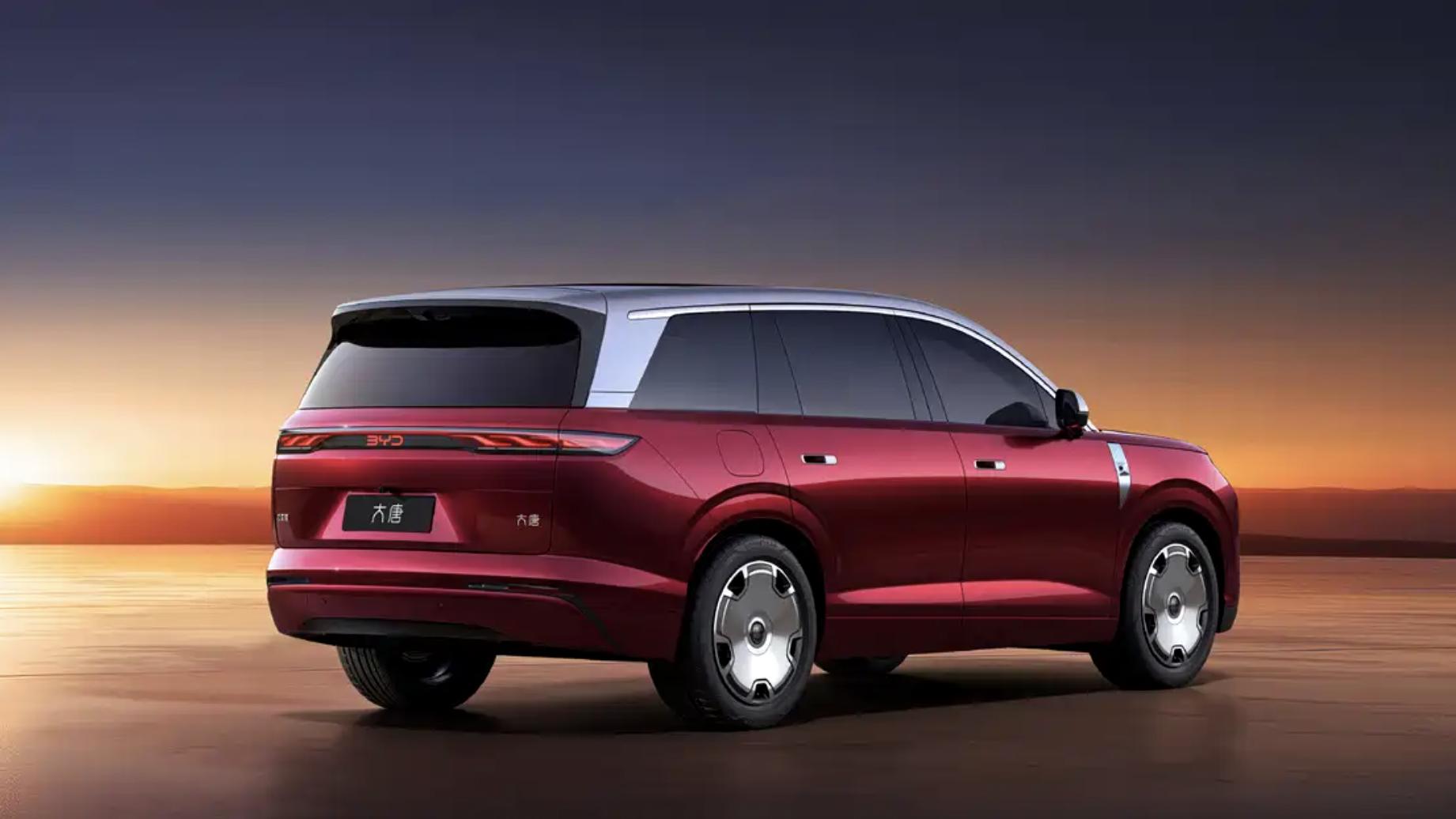 比亚迪的爆款来了，双色车漆+大饼轮圈，搭载兆瓦闪充黑科技