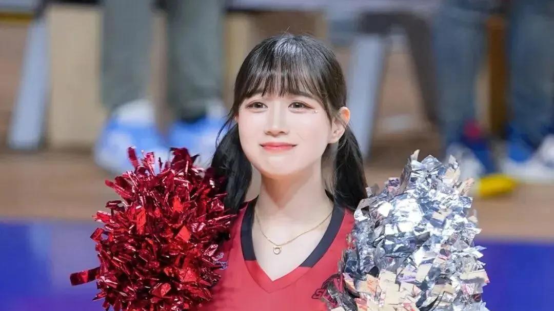 边荷律的“破圈”之路：当9秒吐舌视频遇上台湾棒球场