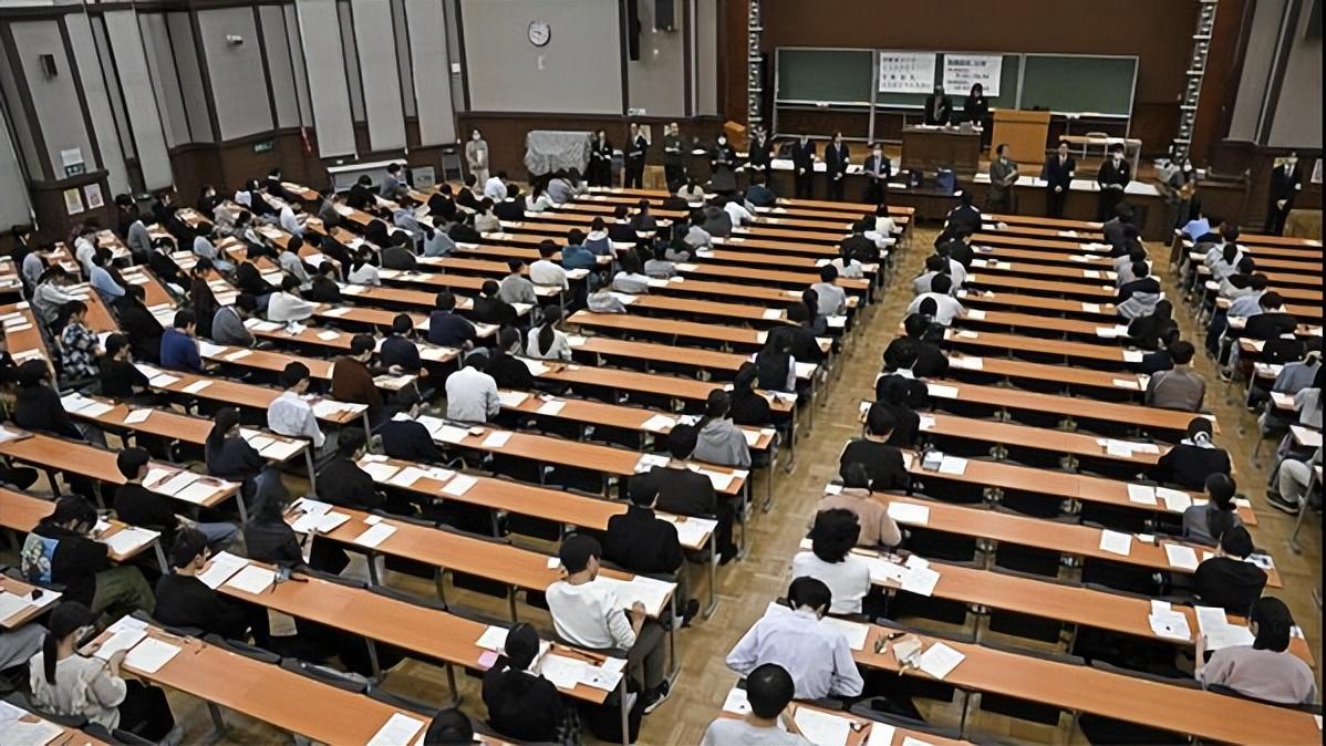 一半大学招不满学生！日本计划裁掉4成私立，专家评论力度太轻
