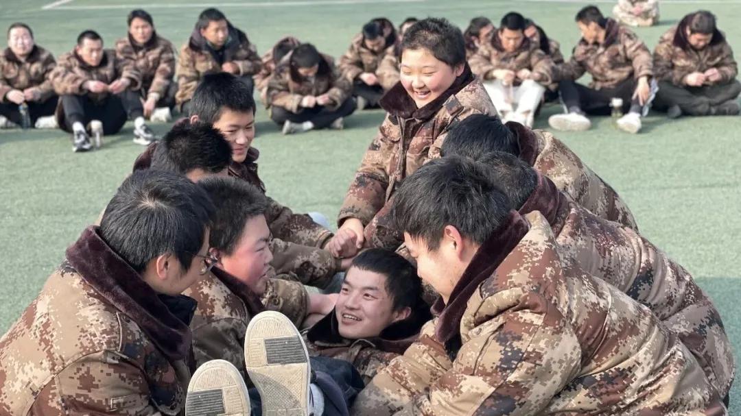 以信任之名，叩开心门——记迈向阳光基地“信任背摔”主题拓展活动