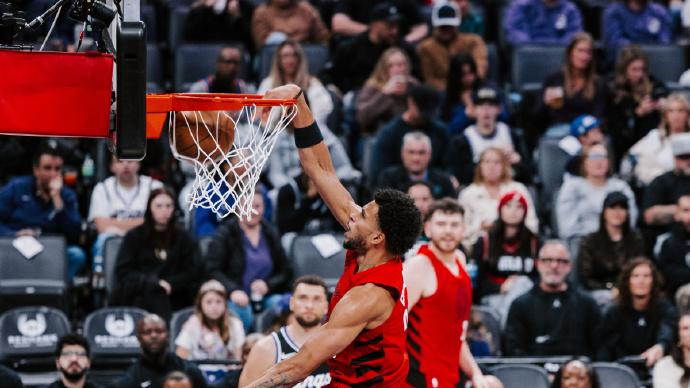 终结国王4连胜，已完成三杀！阿夫迪亚30+8+8，威少空砍23分7助