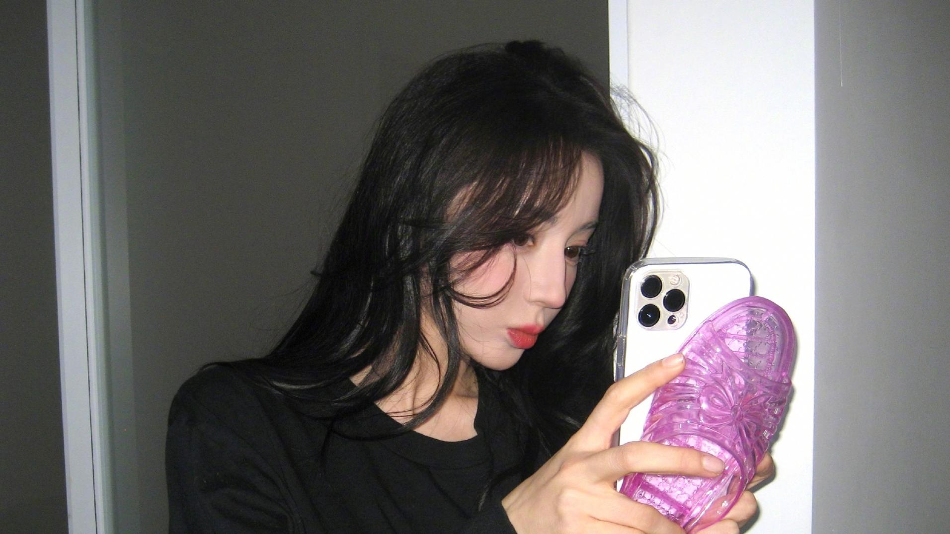 迪丽热巴晒新手机壳，粉色水晶拖鞋配铁锹造型抢镜