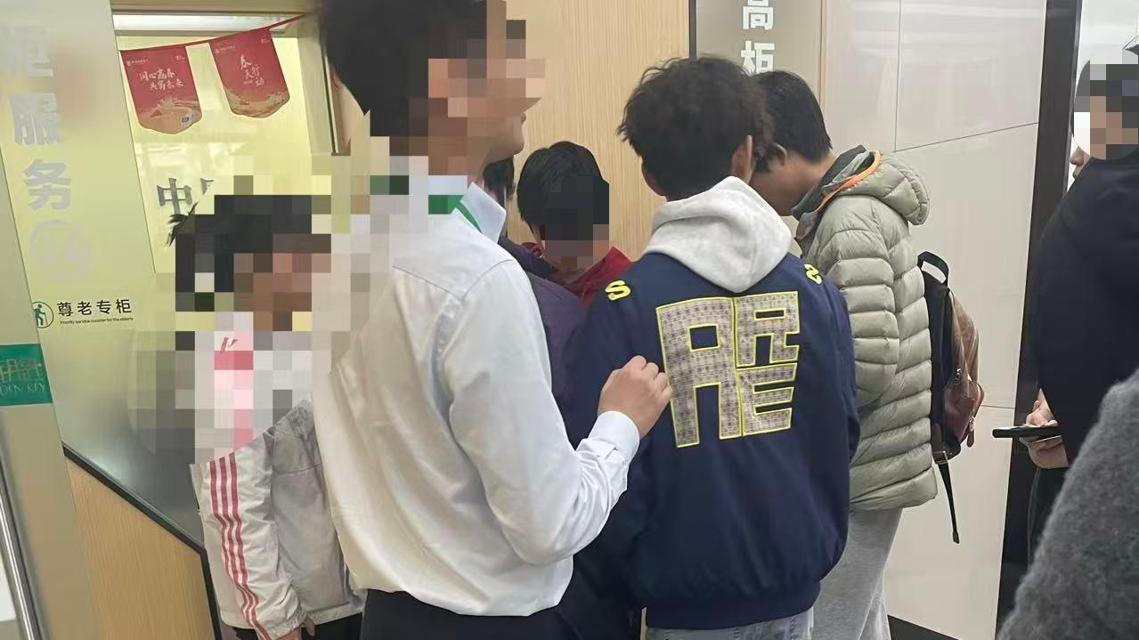 2026年马纪念币钞兑换开启排队乱象丛生，市场行情高开低走！